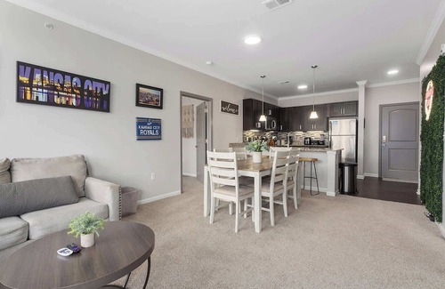 Overland Park Apartamento | Amazing Amenities min to KC King Beds!