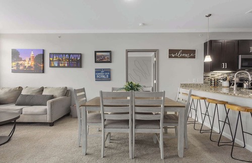 Overland Park Apartamento | Amazing Amenities min to KC King Beds!