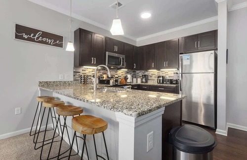 Overland Park Apartamento | Amazing Amenities min to KC King Beds!