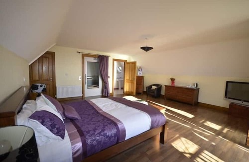 Ballymacarthur Cama Y Desayuno | Lodges Estate: Spacious Retreat for Up to 10 Guests