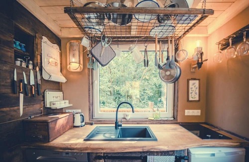 Zernien Cabina | Sustainable Picus Viridis tree house with sauna and hot tub in the countryside