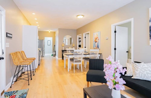 Malden Apartamento | Spacious 4-bedroom Boston with WiFi, free parking