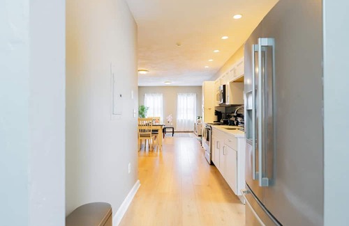 Malden Apartamento | Spacious 4-bedroom Boston with WiFi, free parking