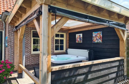Oudeslius Casa | Have a unique experience in the Boerderijkamer with private outdoor hot tub , breathtaking views and comfortable amenities. Enjoy a carefree stay with fresh rolls and delicious coffee every day and explore the surrounding area, the beach, Callantsoog