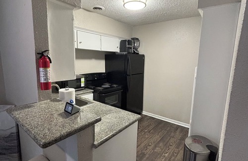 Spring Branch East Apartamento | 2-bedroom Apartment Uptown with WiFi, Fitness Room, Pool, AC, Crib, WFH friendly