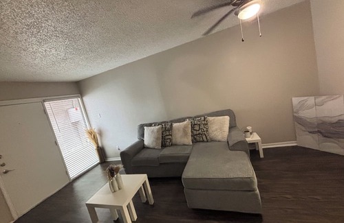 Spring Branch East Apartamento | 2-bedroom Apartment Uptown with WiFi, Fitness Room, Pool, AC, Crib, WFH friendly