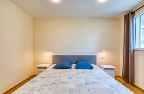 Arles Casa | Apartment 'Chambre 5' with Shared Pool, Wi-Fi and Air Conditioning