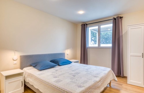 Arles Casa | Apartment 'Chambre 5' with Shared Pool, Wi-Fi and Air Conditioning