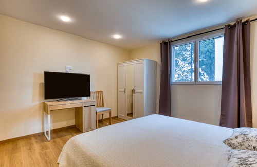 Arles Casa | Apartment 'Chambre 4' with Shared Pool, Wi-Fi and Air Conditioning