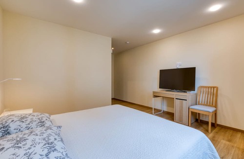 Arles Casa | Apartment 'Chambre 4' with Shared Pool, Wi-Fi and Air Conditioning
