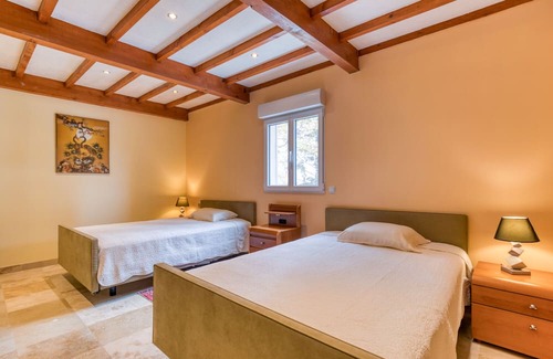 Arles Casa | Apartment 'Chambre 3' with Shared Pool, Wi-Fi and Air Conditioning
