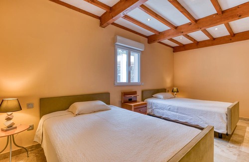 Arles Casa | Apartment 'Chambre 3' with Shared Pool, Wi-Fi and Air Conditioning