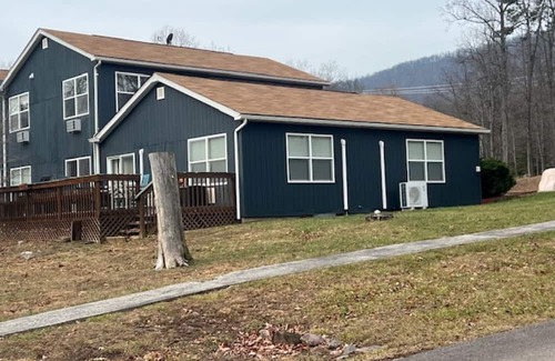 Paw Paw Condominio | Cozy 2-bedroom condo in Avalon Resort located in Paw Paw West Virginia