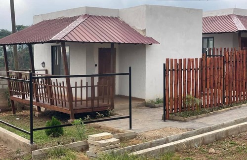 Pepease Chalet De Esquí | Cozy 1-bedroom chalet with WiFi, AC in beautiful Kwahu Atibie