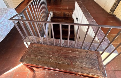 Pieve a Presciano Apartamento | Penthouse with large windows and frescoes in hamlet with pool use