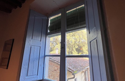 Pieve a Presciano Apartamento | Apartment in hamlet with three large rooms and pool use