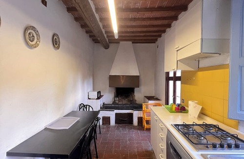 Pieve a Presciano Apartamento | Apartment in hamlet with three large rooms and pool use
