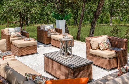 Mineral Wells Casa | Gorgeous Ridge View Retreat.Historic Casa.Sleeps 11 .Walk to River. ADA Acc.