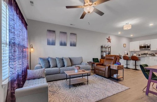 Columbia Casa | Premier Townhome Close to Columbia/Spring Hill/GM/Ultium Cells-Sleeps 6/WiFi/BBQ