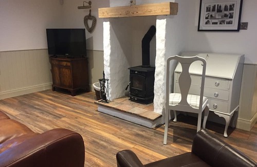 Ballycastle Cabaña | Ballintoy old school house - full of Irish charm and character