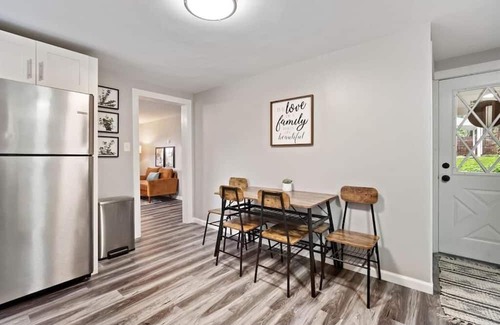 West Mifflin Casa | Luxury 4-bedroom Family House in West Mifflin