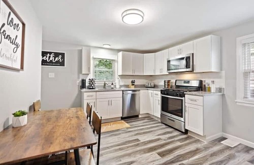 West Mifflin Casa | Luxury 4-bedroom Family House in West Mifflin