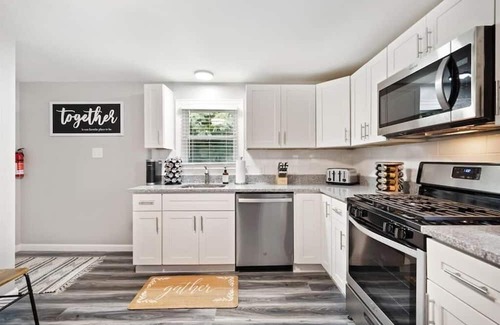 West Mifflin Casa | Luxury 4-bedroom Family House in West Mifflin