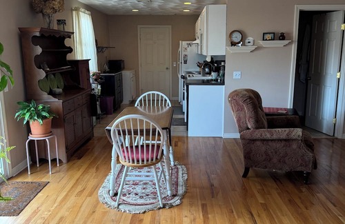 Swansea Apartamento | Airy and sunny 2nd floor, privately accessed 1 bedroom apartment in Swansea, MA.