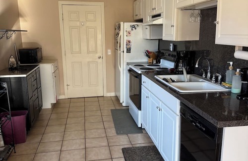 Swansea Apartamento | Airy and sunny 2nd floor, privately accessed 1 bedroom apartment in Swansea, MA.