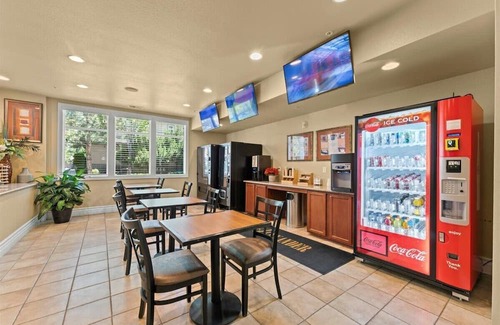 Reno/Tahoe Airport Apartamento | New Cozy 1BR Apt with Gym, Sauna & Heated Pool Access
