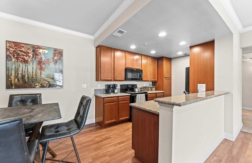 Reno/Tahoe Airport Apartamento | New Cozy 1BR Apt with Gym, Sauna & Heated Pool Access