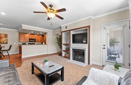 Reno/Tahoe Airport Apartamento | New Trendy 1BR Apartment with Heated Pool, Gym & Minigolf