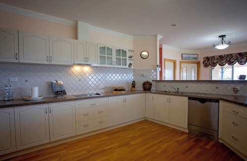 Hopetoun Casa | Nautilus - a spacious 2-storey home in the heart of 'Toun' with ocean views!