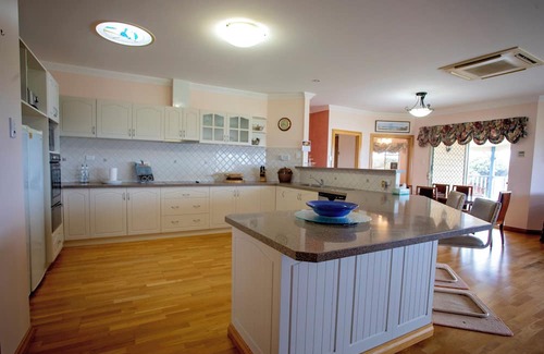 Hopetoun Casa | Nautilus - a spacious 2-storey home in the heart of 'Toun' with ocean views!