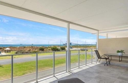 Rockingham Apartamento | Coastal Vibes with a touch of convenience
