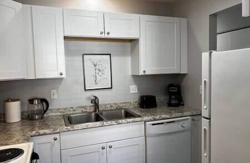 Grand Junction Condominio | Tranquility, Comfort & Location - 2 Bdrm Condo