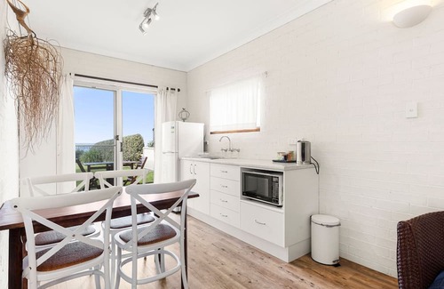 Callala Beach Cabina | Quay's Cabin - Absolute Beachfront with Views