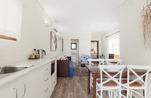 Callala Beach Cabina | Quay's Cabin - Absolute Beachfront with Views