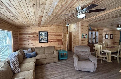 Elgin Casa | Spacious 5-bedroom house Short Distance from Brushy MTN & Windrock Trails