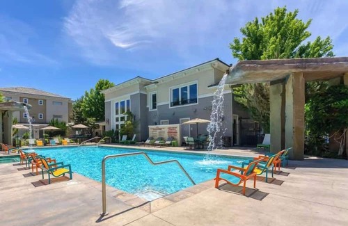 Reno/Tahoe Airport Apartamento | New Upscale 1BR Stay with Mini Golf, Sauna & Heated Pool