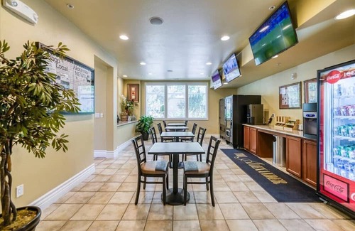 Reno/Tahoe Airport Apartamento | New Cozy & Stylish 1BR with Heated Pool, Relaxing Spa & Sauna