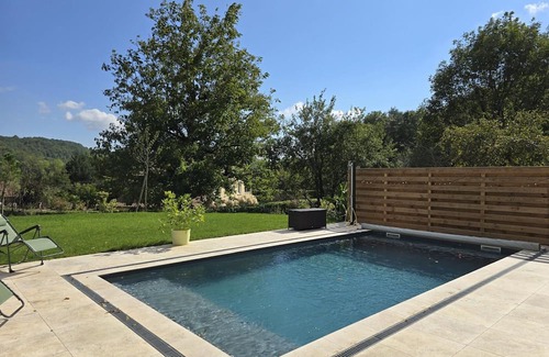 Chateau-l'Eveque Cabaña | Independent house with private pool, Wi-Fi and air conditioning