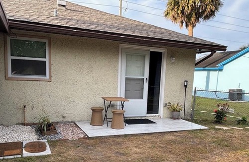 Palm Bay Apartamento | A Mini Suite Near It All: Chic and Convenient
