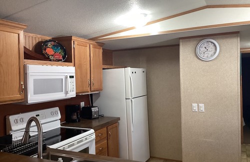 Eddyville Casa | Charming 2-bedroom mobile home with WiFi, AC in peaceful Eddyville KY.