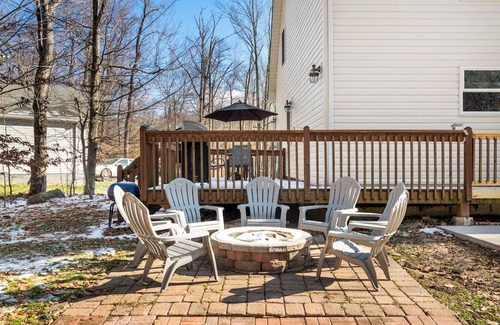 Tobyhanna Casa | Pet-Friendly Villa-FirePit-HotTub-Sleeps14