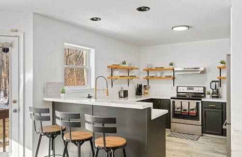 Tobyhanna Casa | Pet-Friendly Villa-FirePit-HotTub-Sleeps14
