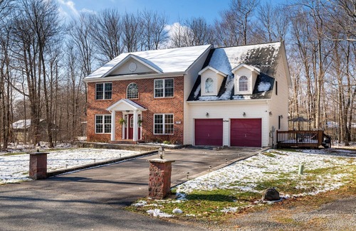 Tobyhanna Casa | Pet-Friendly Villa-FirePit-HotTub-Sleeps14