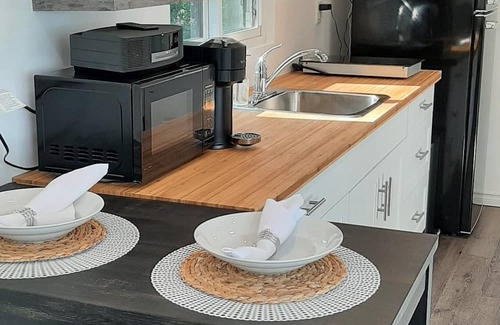 Killaloe Cabaña | Modern Container Home on Golden Lake