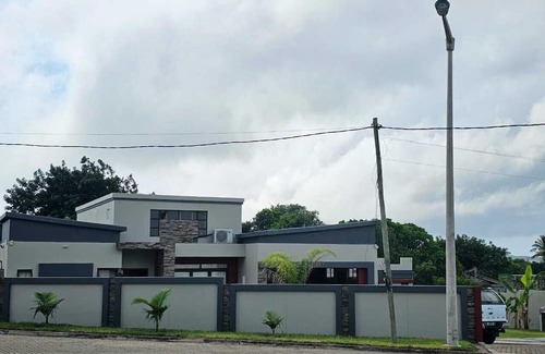 Gueima Casa | 3-bedroom house in enchanting Praia Do Bilene with WiFi, AC
