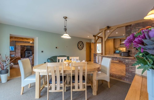 Glandyfi Cabaña | Perfect Family Retreat near Beach & Pubs in Talybont | Yr-Hen-Ty-Coets